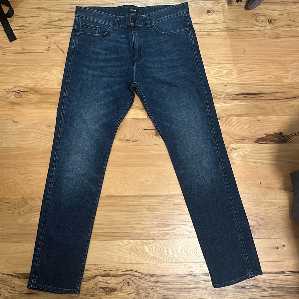 Hugo Boss 34/30 stretch and slim fit jeans. Fit closer to 32/33 waist.